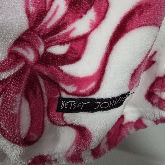 Betsey Johnson Rose Print Throw Blanket - Picture 4 of 7
